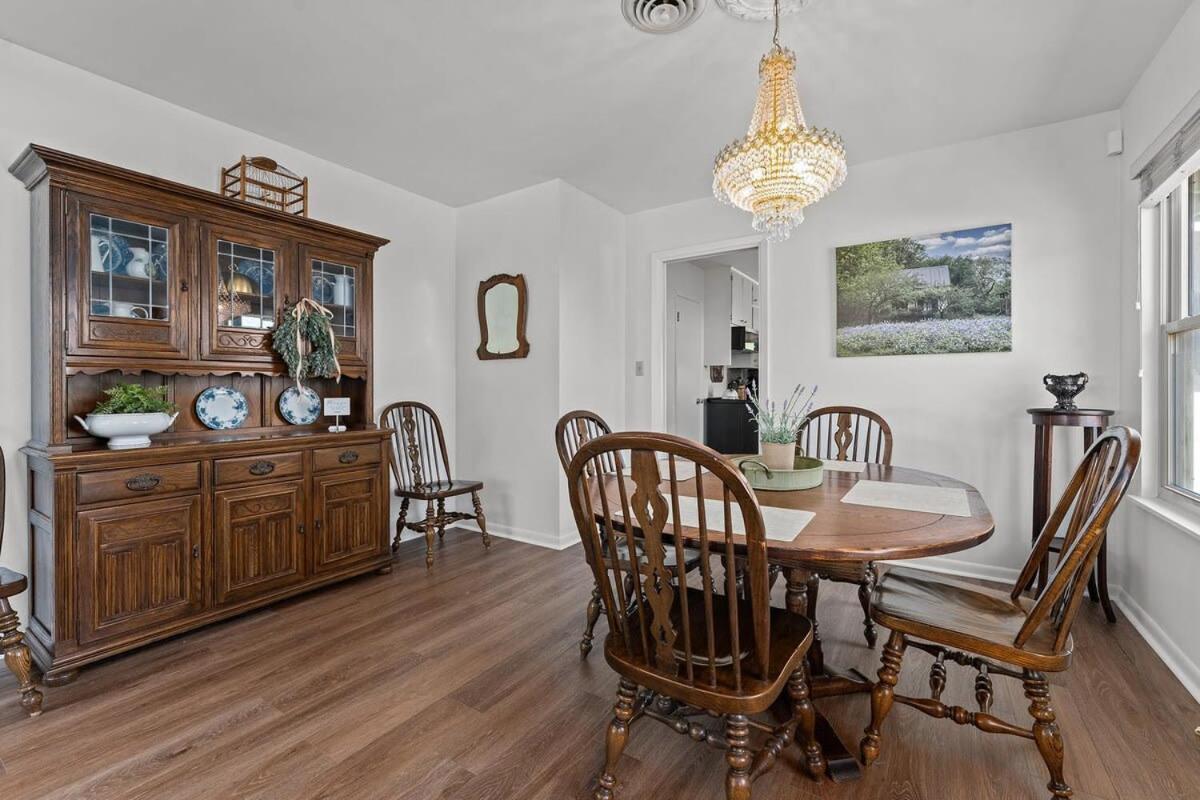 Vintage Veranda - Ping Pong Table & Holiday home Fredericksburg
